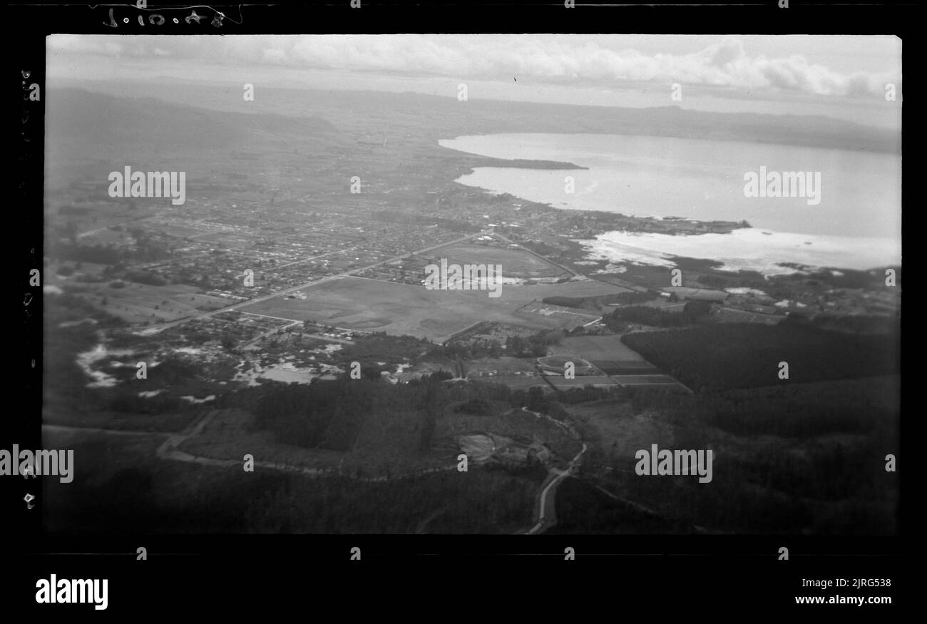 Rotorua Stadt und See, 07. Oktober 1948, von Leslie Adkin. Stockfoto