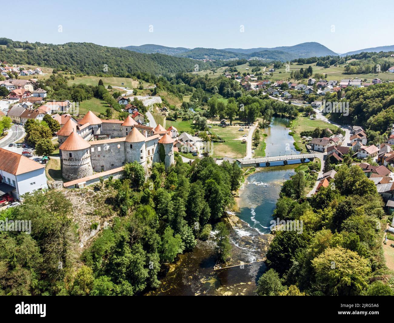 Luftdrohnenansicht der mittelalterlichen Burg Zuzemberk oder Seisenburg oder Sosenberch, auf der Terrasse über dem Krka-Canyon, Mittelslowenien. Stockfoto
