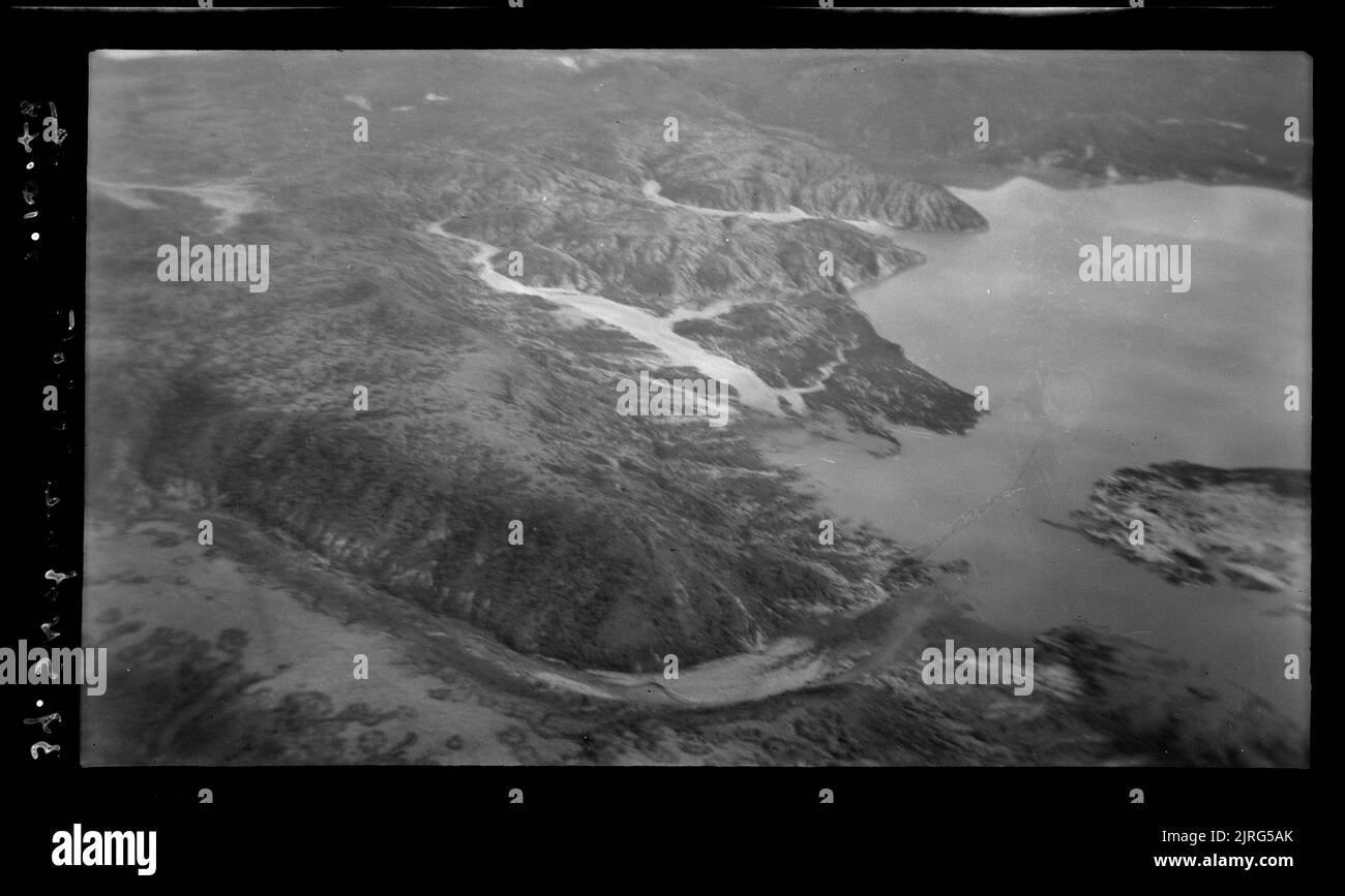 Südwestküste von Rotomahana, 07. Oktober 1948, von Leslie Adkin. Stockfoto