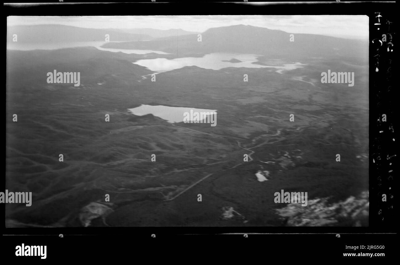 Lake Okaro, Rotomahana und PT. Tarawera, 07. Oktober 1948, von Leslie Adkin. Stockfoto