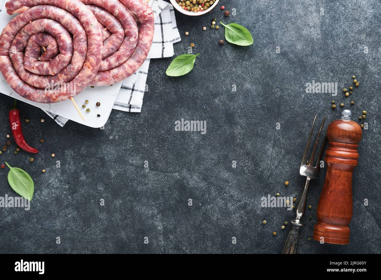 Rohe, spiralförmige Schweinswürste. Frische Schweinswürste leckere ...