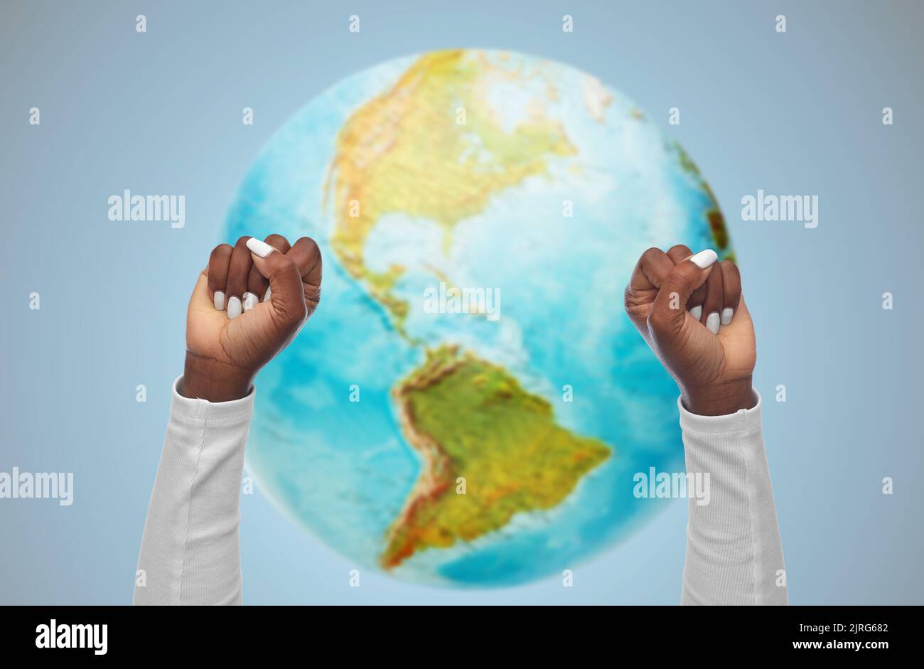 Hände einer afroamerikanischen Frau mit Fäusten Stockfoto