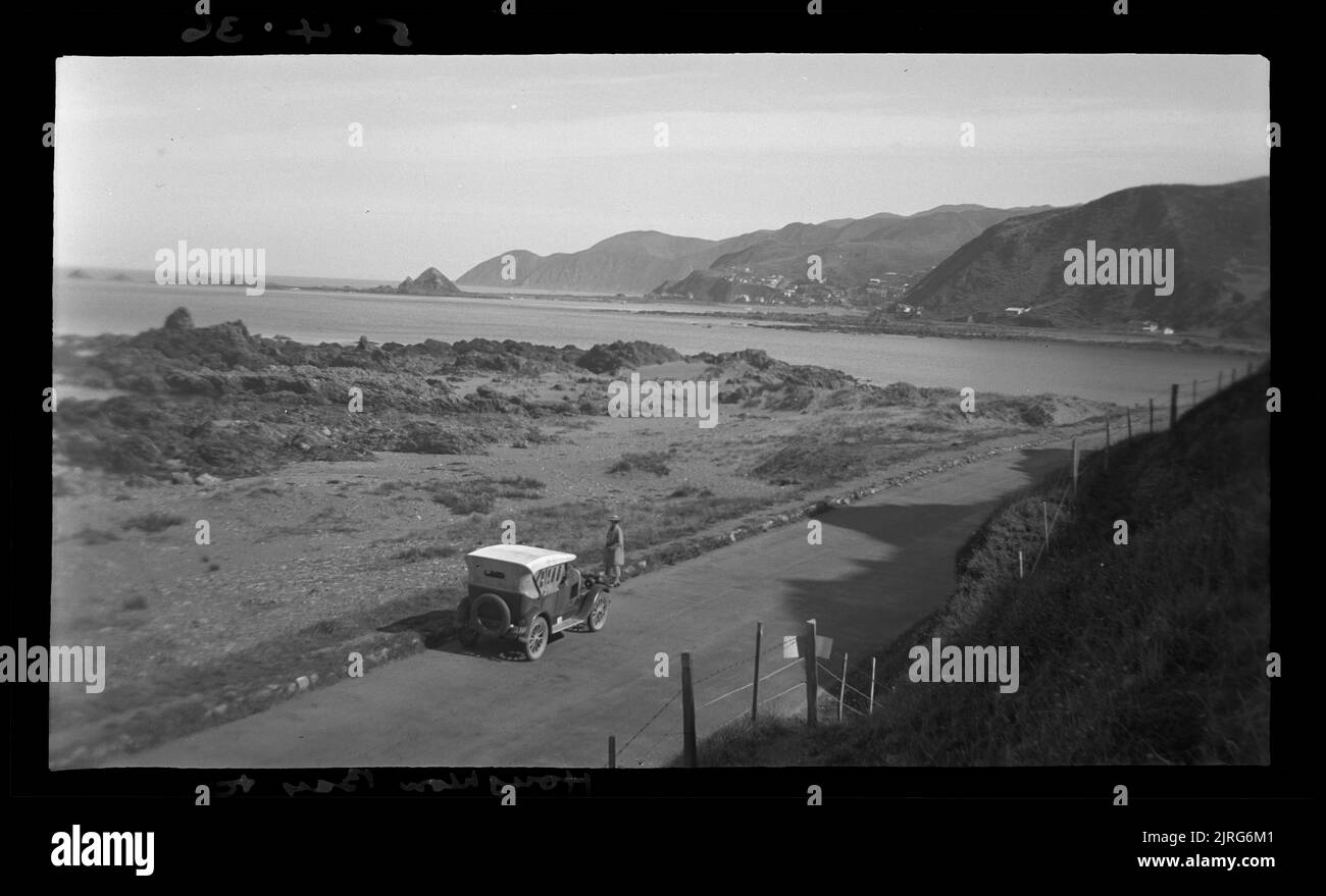 Die äußere Küste mit Houghton Bay, Island Bay, Tapu-te-Renga (Insel) und Sinclair Head , 06. April 1936, von Leslie Adkin. Schenkung des Gutsbesitzes der Familie G. L. Adkin, 1964. Stockfoto