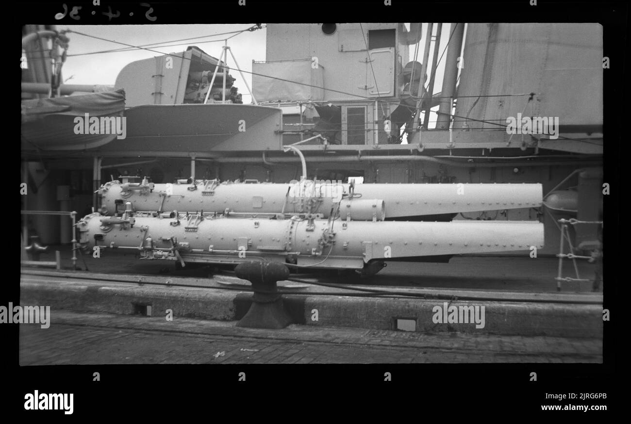 Torpedo Tubes on HMS 'Dunedin' at Taranaki Street Wharf , 06. April 1936, von Leslie Adkin. Schenkung des Gutsbesitzes der Familie G. L. Adkin, 1964. Stockfoto