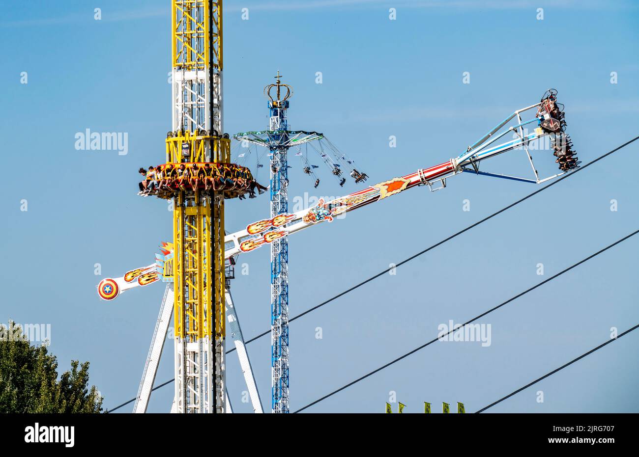 Karussell auf dem Rheinkirmes in Düsseldorf, Kirmes auf den Rheinwiesen im Landkreis Oberkassel, am Rhein, NRW, Deutschland, Stockfoto