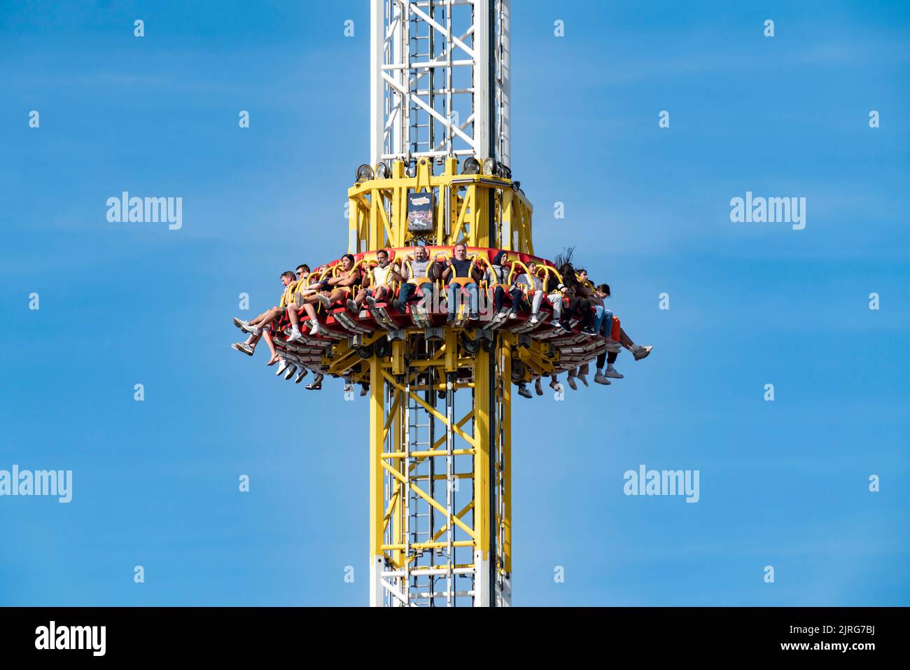Karussell auf dem Rheinkirmes in Düsseldorf, Kirmes auf den Rheinwiesen im Landkreis Oberkassel, am Rhein, NRW, Deutschland, Stockfoto