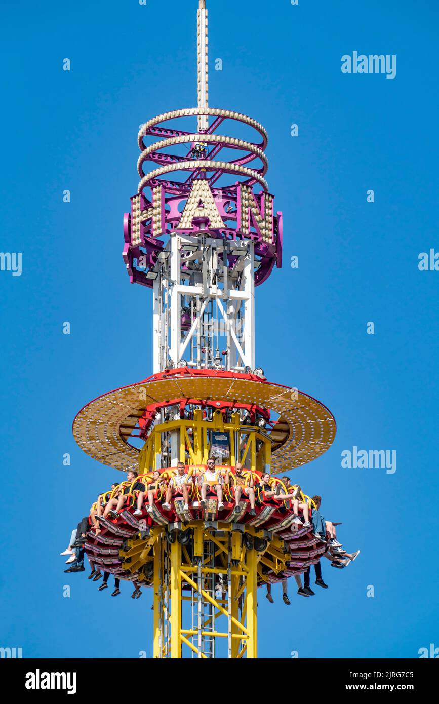 Karussell auf dem Rheinkirmes in Düsseldorf, Kirmes auf den Rheinwiesen im Landkreis Oberkassel, am Rhein, NRW, Deutschland, Stockfoto