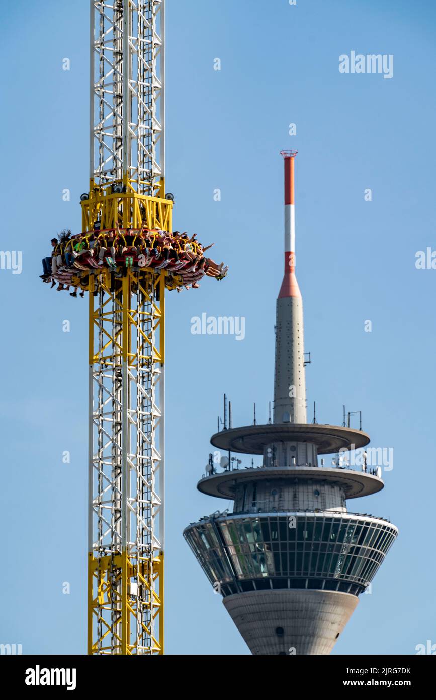Karussell auf dem Rheinkirmes in Düsseldorf, Kirmes auf den Rheinwiesen im Landkreis Oberkassel, am Rhein, NRW, Deutschland, Stockfoto