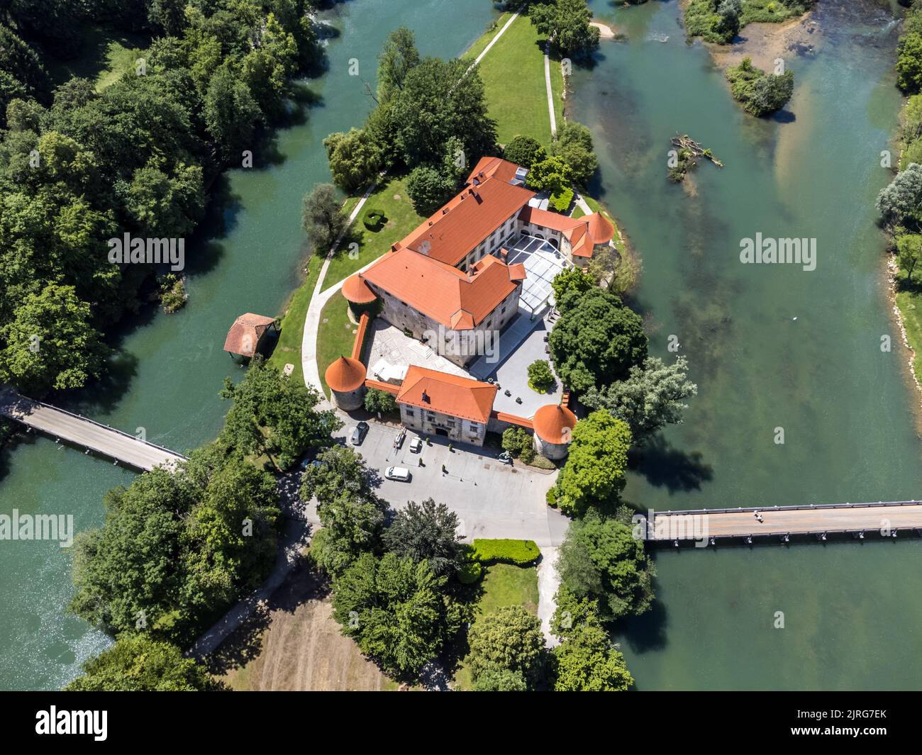 Romantisches Schloss Otocec am Fluss Krka in Slowenien. Drohnenansicht. Stockfoto