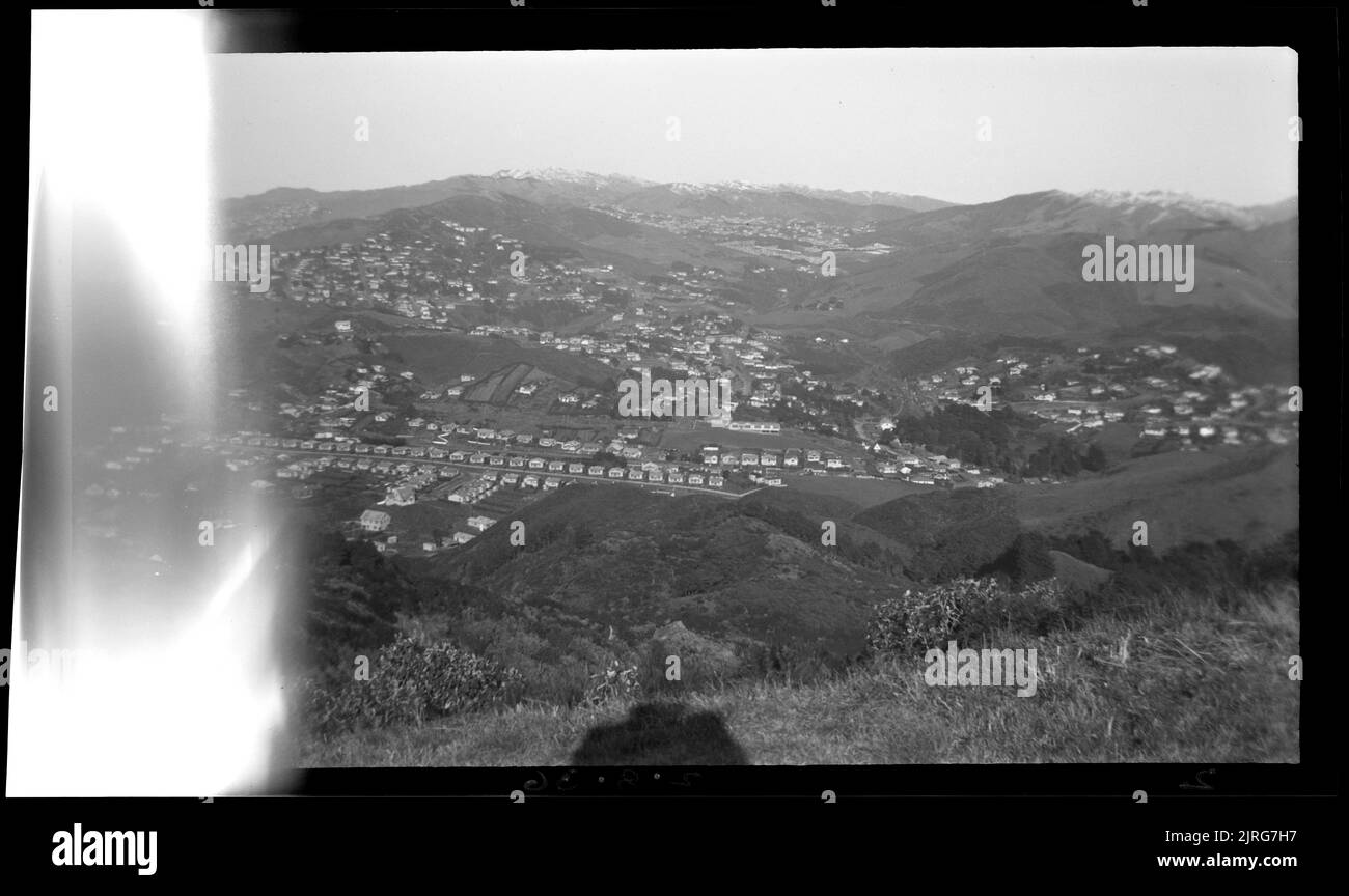 Karori in der Ferne mit Parkvale Hill und Wright Hill auf der rechten und linken Seite. Ngaio in Center of View (Photographer's view), 02. August 1936, von Leslie Adkin. Schenkung des Gutsbesitzes der Familie G. L. Adkin, 1964. Stockfoto