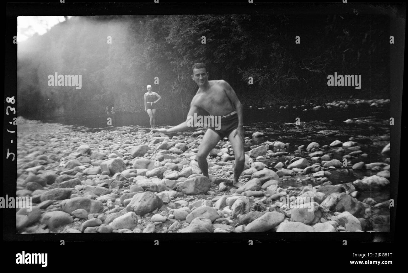 John Herd mit Nancy in Hand, Ohau River, 02. Januar 1938, Levin, von Leslie Adkin. Stockfoto