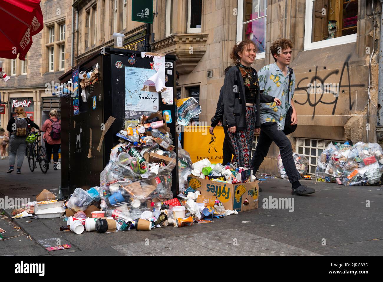 Edinburgh, Schottland, Großbritannien. 24.. August 2022. Am siebten Tag eines 12-tägigen Streiks von Müllsammlern in der Stadt Edinburgh werden Müll auf den Straßen des Stadtzentrums aufgeschichtet. Iain Masterton/Alamy Live News Stockfoto