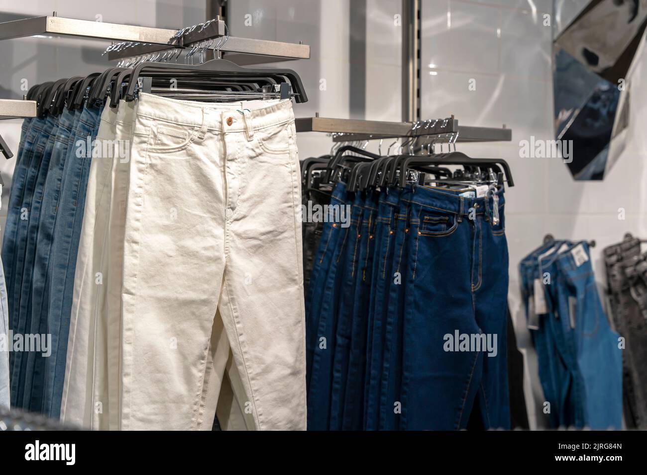 Jeans hängen an der Theke in einem Modeladen. Bequeme Kleidung Stockfoto