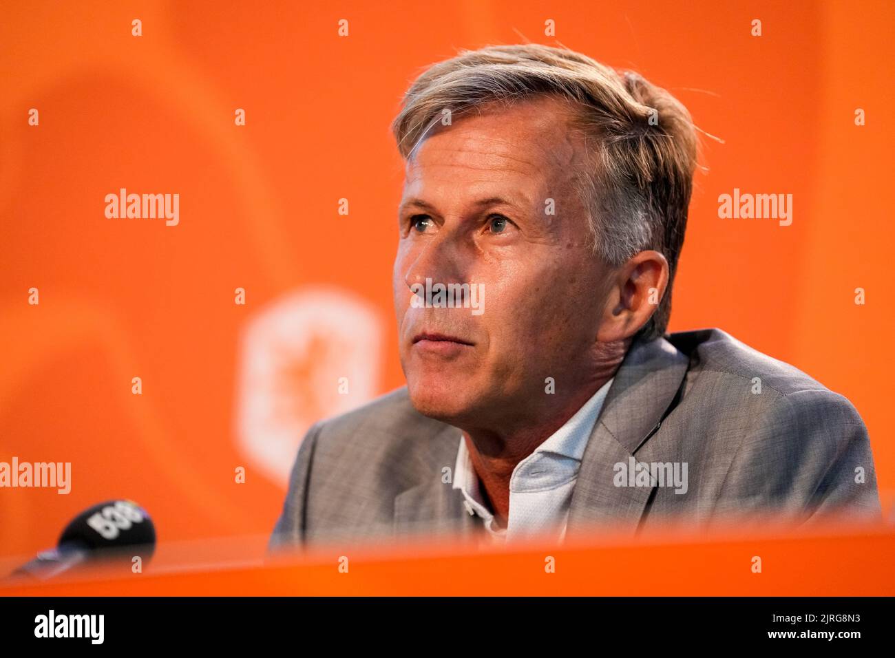 ZEIST, NIEDERLANDE - 24. AUGUST: Neuer zugewiesener Trainer Andries Jonker aus den Niederlanden während einer Pressekonferenz der niederländischen Frauen-Fußballmannschaft auf dem KNVB-Campus am 24. August 2022 in Zeist, Niederlande (Foto: Rene Nijhuis/Orange Picots) Stockfoto