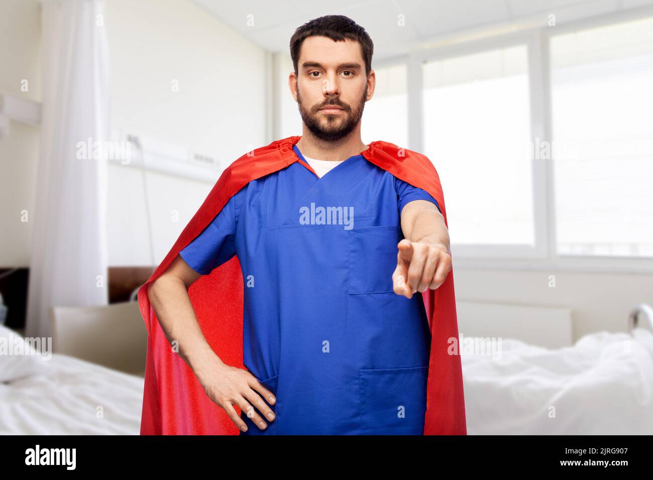Männlicher Arzt im Superhelden-Umhang, der auf dich zeigt Stockfoto
