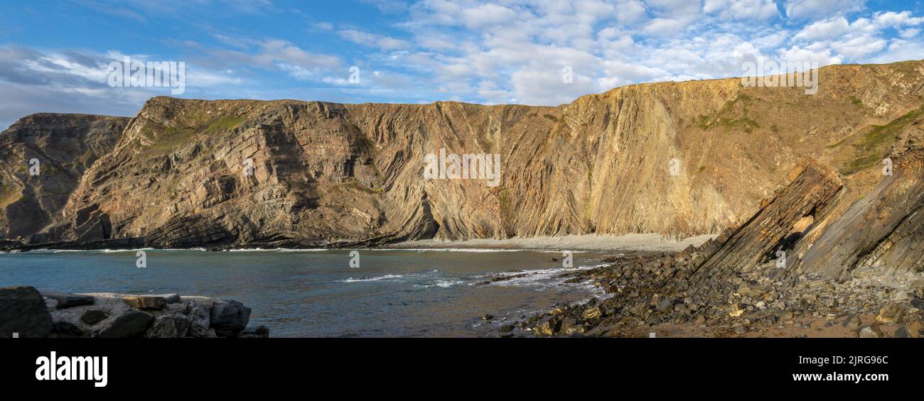Panoramabild von Klippen und Meer am Hartland Quay, Devon, England, Großbritannien. Stockfoto