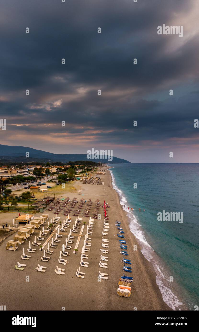 Vertikale Panorama-Luftlandschaft oder Seestandbild einer Strandbar in Agiokampos Beach, Griechenland Stockfoto