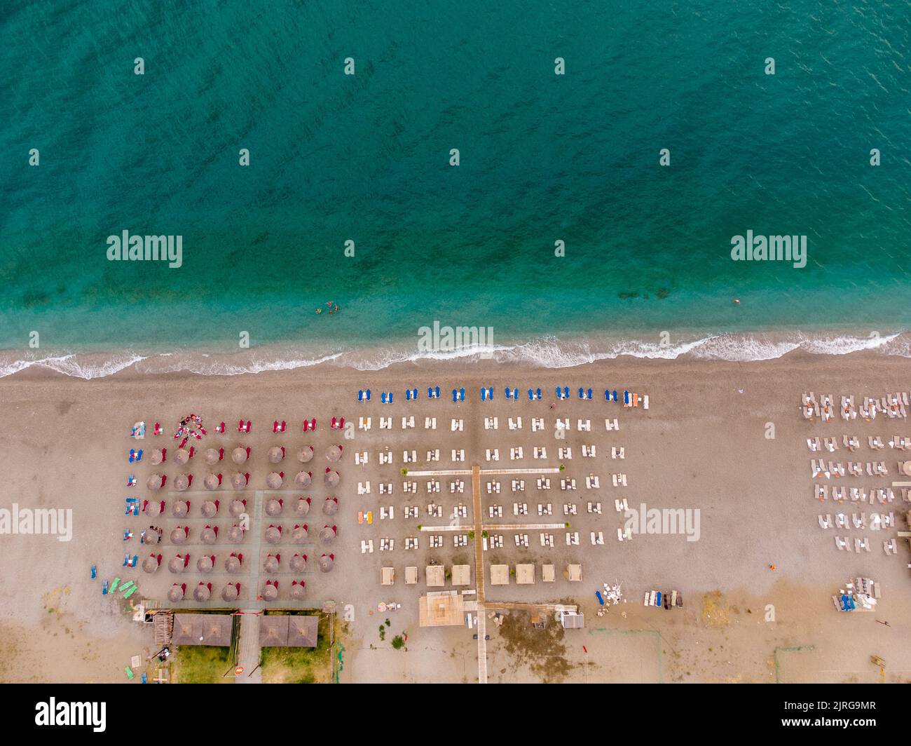 Luftaufnahme einer Strandbar am Ufer des Agiokampos Strandes, Griechenland Stockfoto