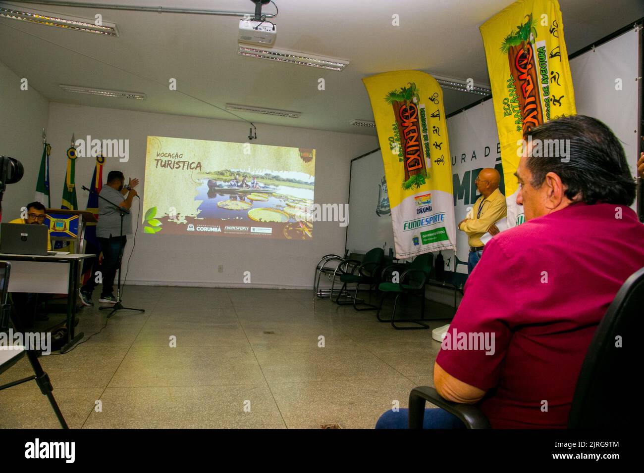 CORUMBÁ, MS - 24.08.2022: STUDENTEN NEHMEN AN KÖRPERLICHER AKTIVITÄT Teil - The Extreme Pantanal Eco 2022 ? Adventure Games findet vom 11. Bis 13. November in Corumbá statt. Mit praktischen Schießstreitigkeiten; Aquatic Marathon; Mountain Biking; Kanusport; Trail Race und Stand Up Paddle, ist die Erwartung für die Teilnahme von 1.400 Athleten. Die Anmeldung beginnt im Oktober. Der Start des Wettbewerbs fand am Morgen dieses mittwoch, den 24. august, während einer Zeremonie im Auditorium des Städtischen Paço statt. (Foto: Clóvis Neto/Fotoarena) Stockfoto