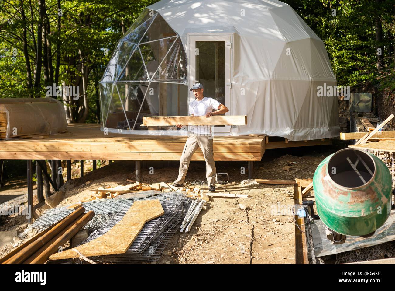 Der Meister baut die Kuppel. Außen kugelförmige Glamping-Kuppel. Hemispherische Struktur Geodätische Polyeder der Gitterschale. Camping House Hotel Partyzelt Stockfoto