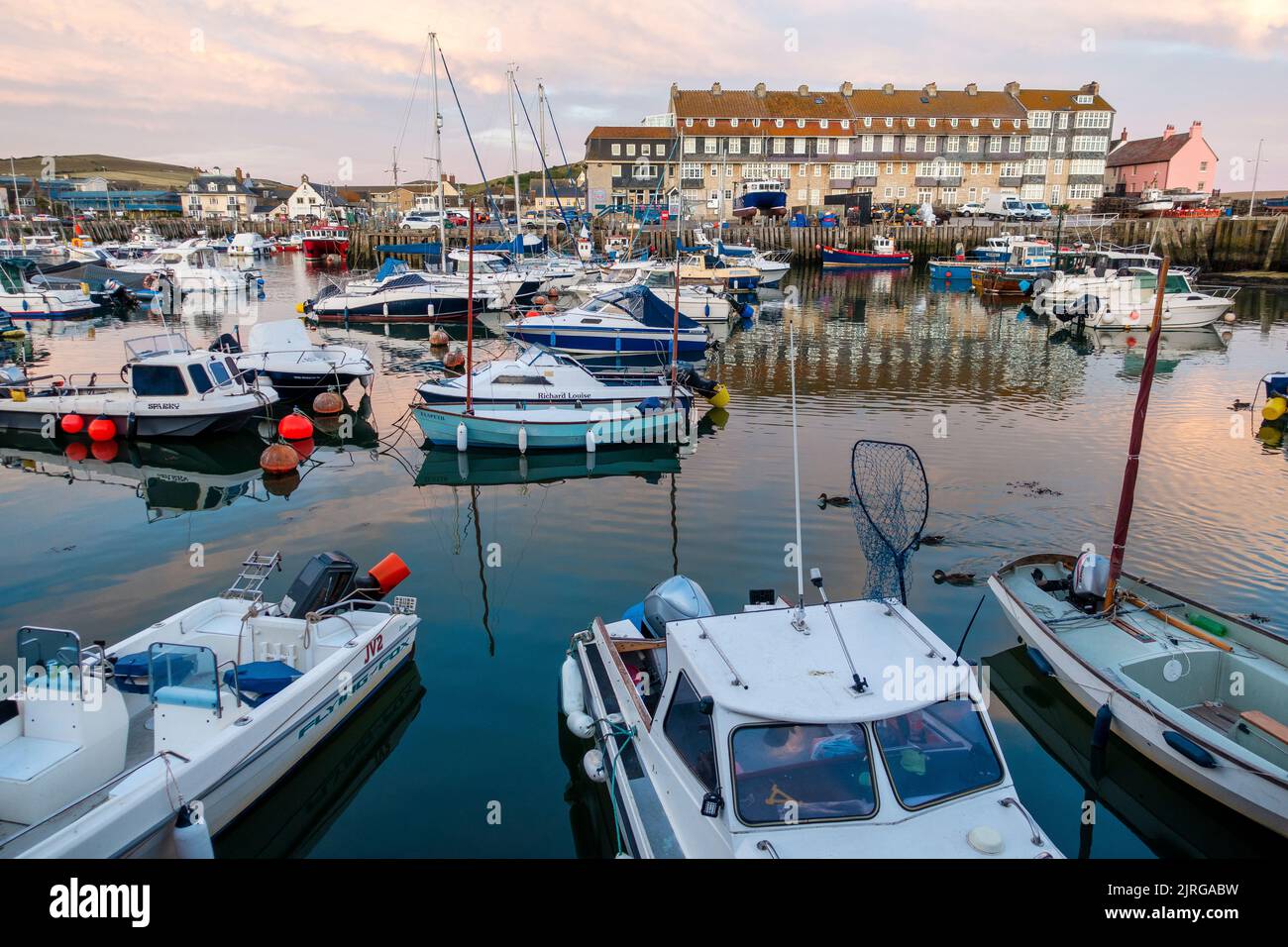 Boote auf Bridport Harbor, West Bay, Dorset, England, Großbritannien Stockfoto