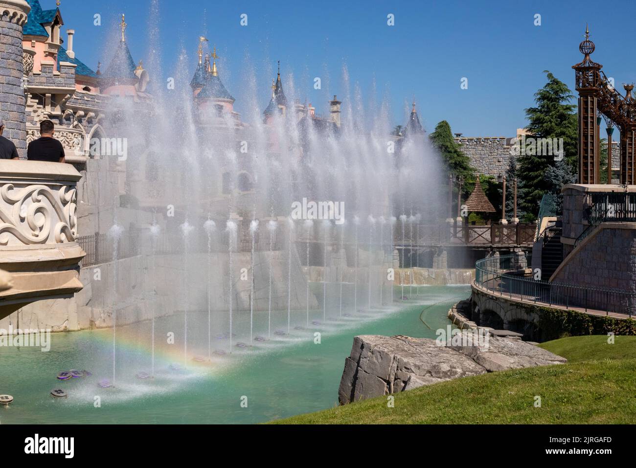 Eine Nahaufnahme von Wasserfontänen vor dem Schloss von Disneyland Paris Stockfoto