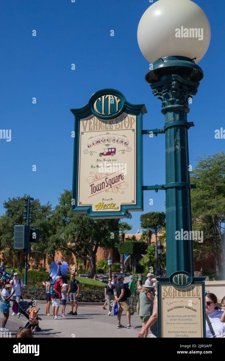 Eine vertikale Aufnahme des Limousinenstoppschildes in Disneyland Paris Stockfoto