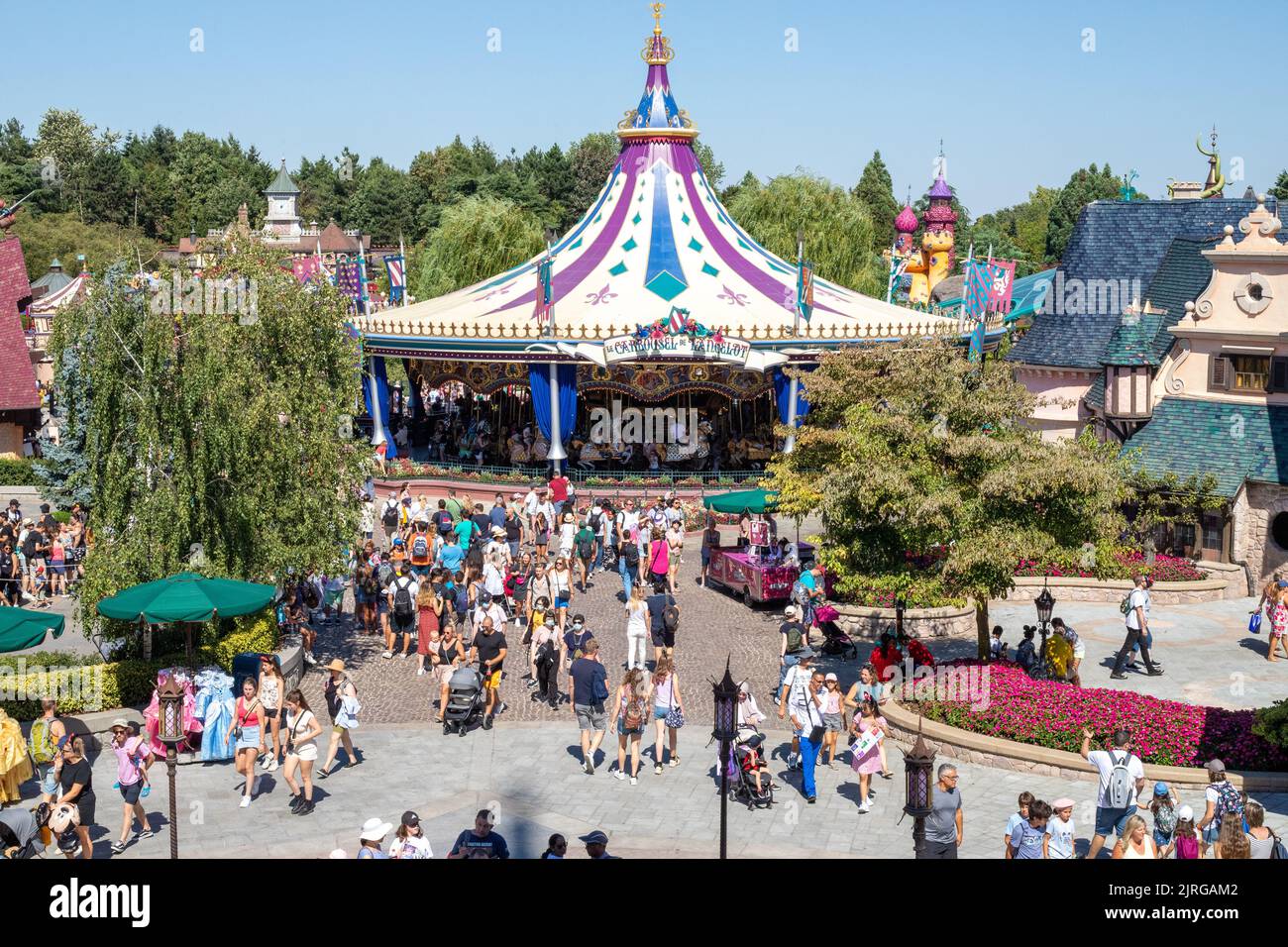 Eine Luftaufnahme von Disneyland Paris von Alice aus in einem Wunderland-Schloss Stockfoto
