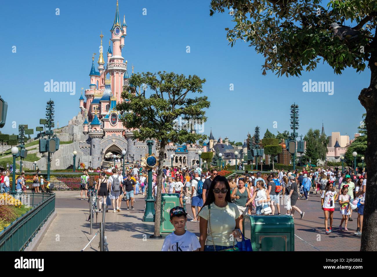 Ein Blick aus der Nähe auf das Schloss Disneyland Paris in Frankreich Stockfoto