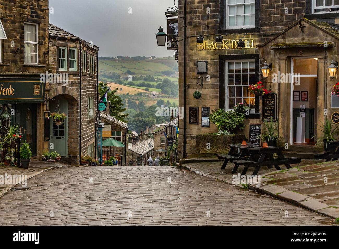 Die Kopfsteinpflaster an der Spitze der Main Street, Haworth, West Yorkshire. Haworth ist berühmt als die Heimat der Bronte-Schwestern. Stockfoto