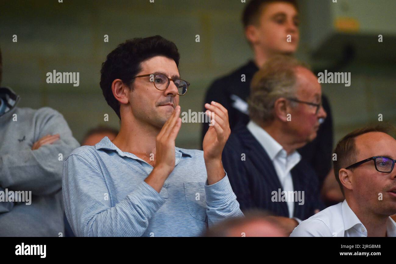 Einer der Miteigentümer von Crawley Eben Smith applaudiert während des zweiten Spiels des EFL Carabao Cup zwischen Crawley Town und Fulham im Broadfield Stadium , Crawley , Großbritannien - 23.. August 2022 nur für redaktionelle Verwendung. Keine Verkaufsförderung. Für Football-Bilder gelten Einschränkungen für FA und Premier League. Keine Nutzung des Internets/Handys ohne FAPL-Lizenz - für Details wenden Sie sich an Football Dataco Stockfoto