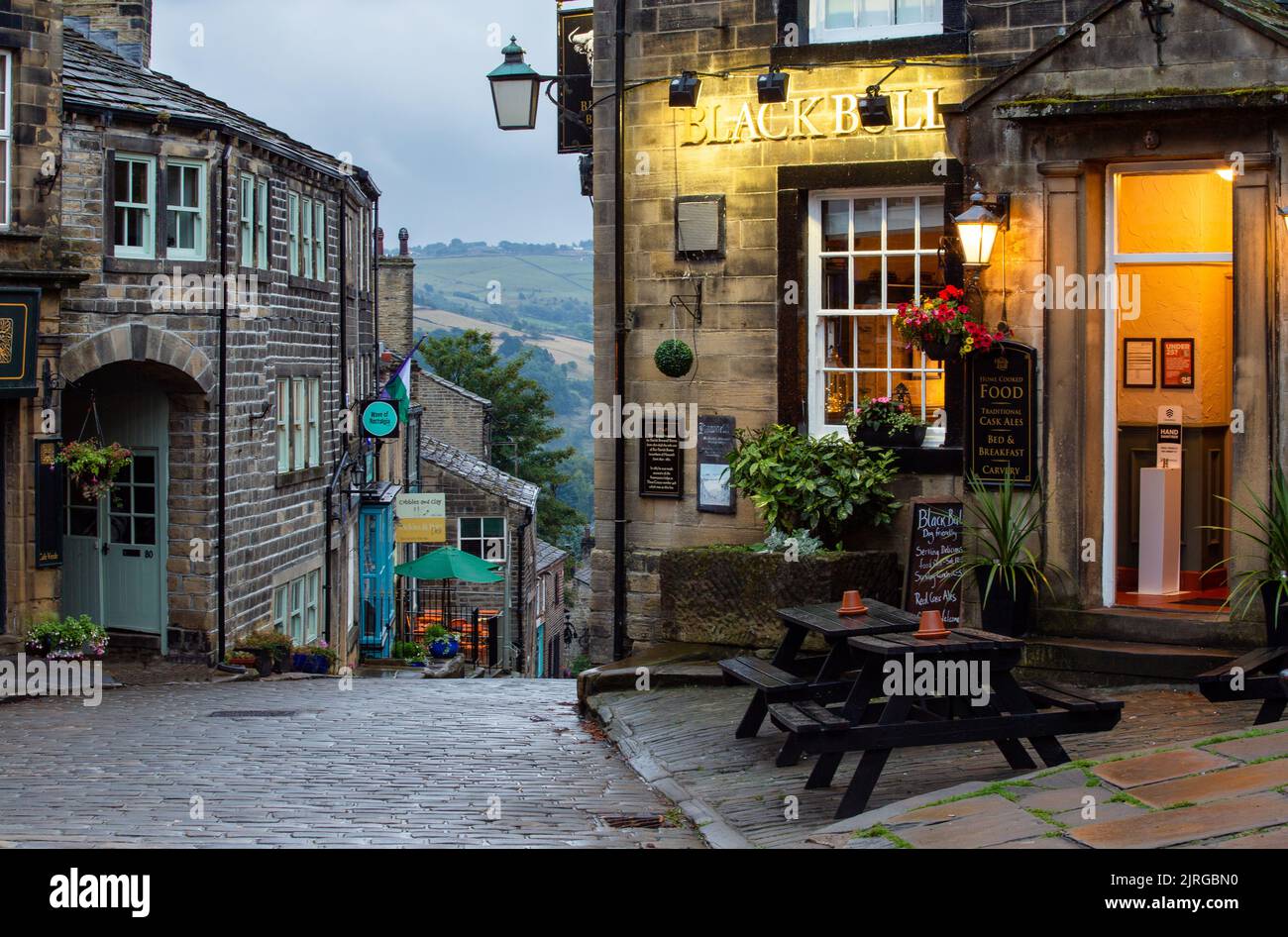 Das Black Bull Public House an der Spitze der Main Street Haworth an einem Spätsommerabend. Stockfoto