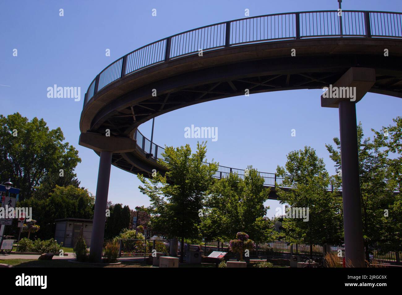 Kreisförmige Fußgängerrampe zur Brücke Stockfoto