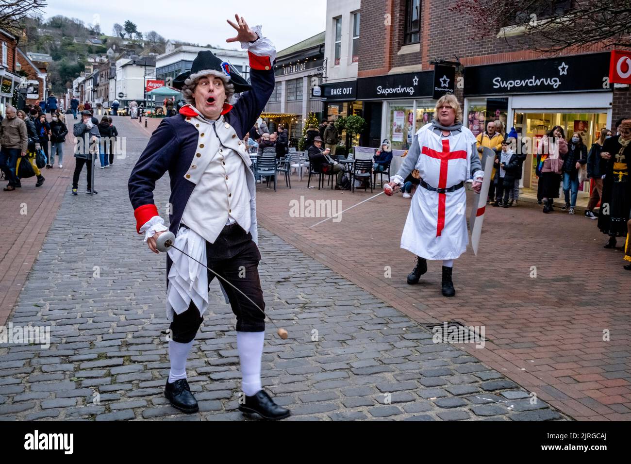 Sompting Village Morris Men spielen Ein traditionelles Mummers Play in der High Street, Lewes, East Sussex, Großbritannien. Stockfoto