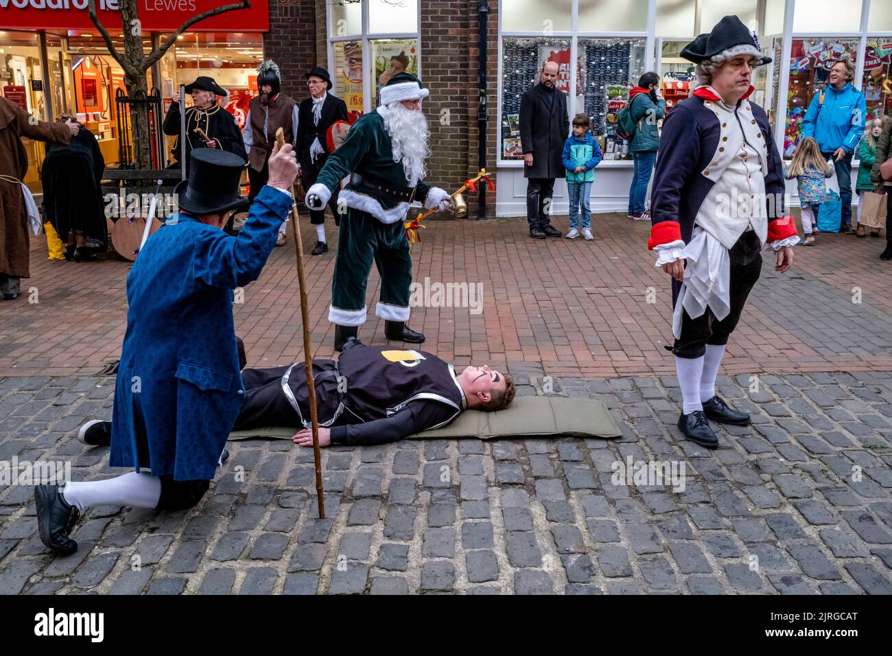 Sompting Village Morris Men spielen Ein traditionelles Mummers Play in der High Street, Lewes, East Sussex, Großbritannien. Stockfoto