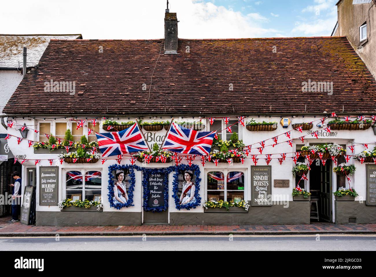 Flaggen und Porträts der Königin schmücken den Front of the Old Black Horse Pub während der Queen's Platinum Jubilee Celebrations, Rottingdean, Sussex, Großbritannien. Stockfoto Flaggen und Porträts der Königin schmücken den Front of the Old Black Horse Pub während der Queen's Platinum Jubilee Celebrations, Rottingdean, Sussex, Großbritannien. Stockfoto