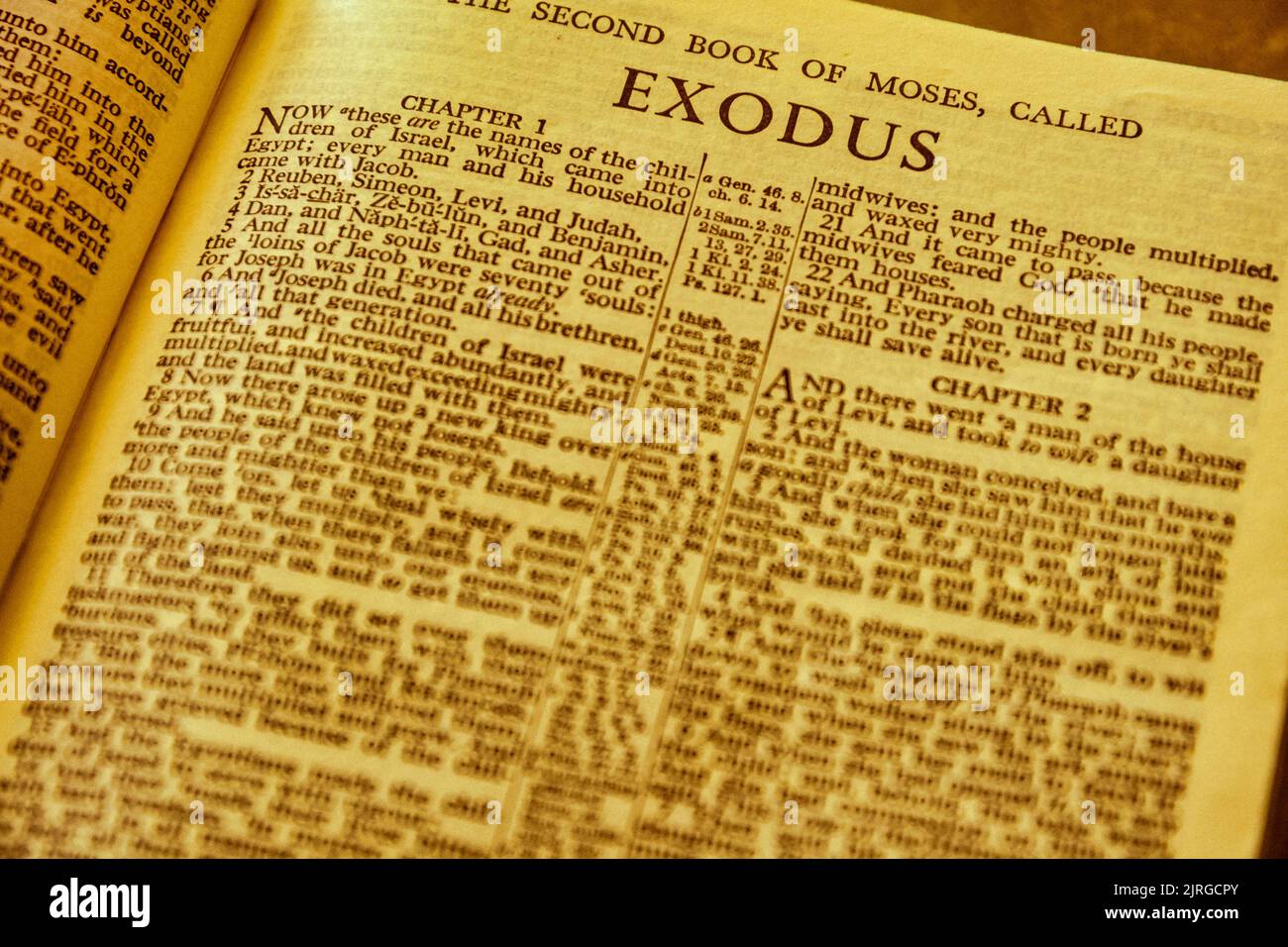 Nahaufnahme der antiken Heiligen Bibel Seite, geringe Schärfentiefe mit Fokus auf Kapitelüberschrift, Exodus Stockfoto
