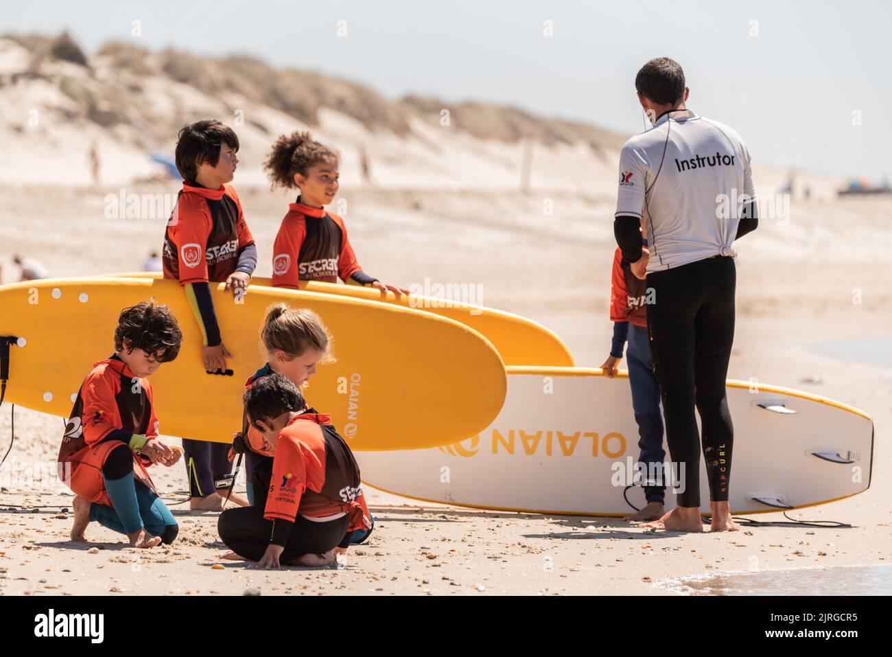 Aveiro, Portugal - 19. August 2022: Eine Gruppe von Surfstudenten geht mit ihrem Lehrer, um ihren Unterricht zu erhalten. Stockfoto