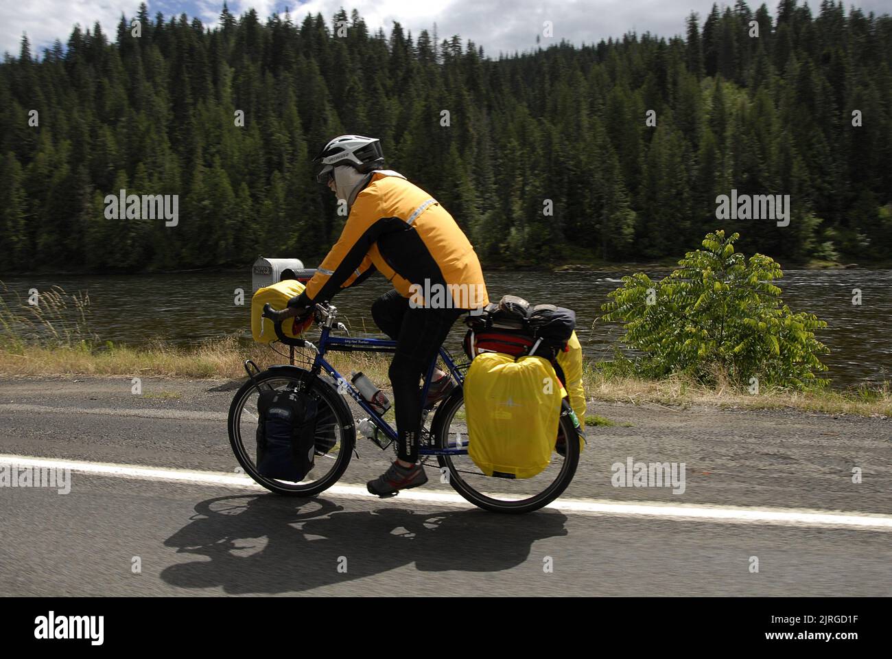 Highway 12 /Idaho /USA- 18. Juni 2016/ American Biker ridere bike along side the Lochsa River in Idado and High way 12 from idaho to Momtan United States of Amrica( Foto. Francis Joseph Dean/Dean Pictures) Stockfoto