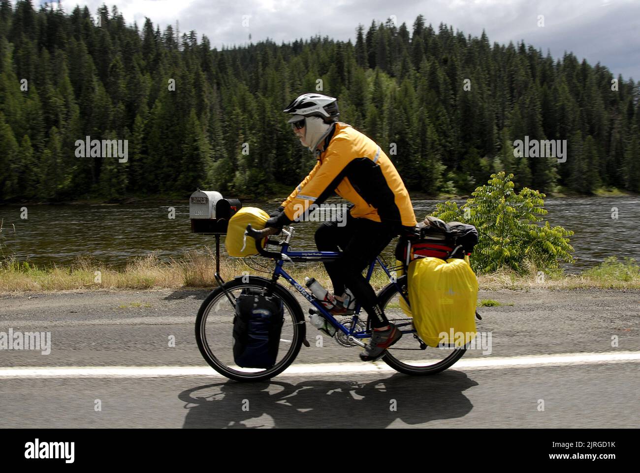 Highway 12 /Idaho /USA- 18. Juni 2016/ American Biker ridere bike along side the Lochsa River in Idado and High way 12 from idaho to Momtan United States of Amrica( Foto. Francis Joseph Dean/Dean Pictures) Stockfoto