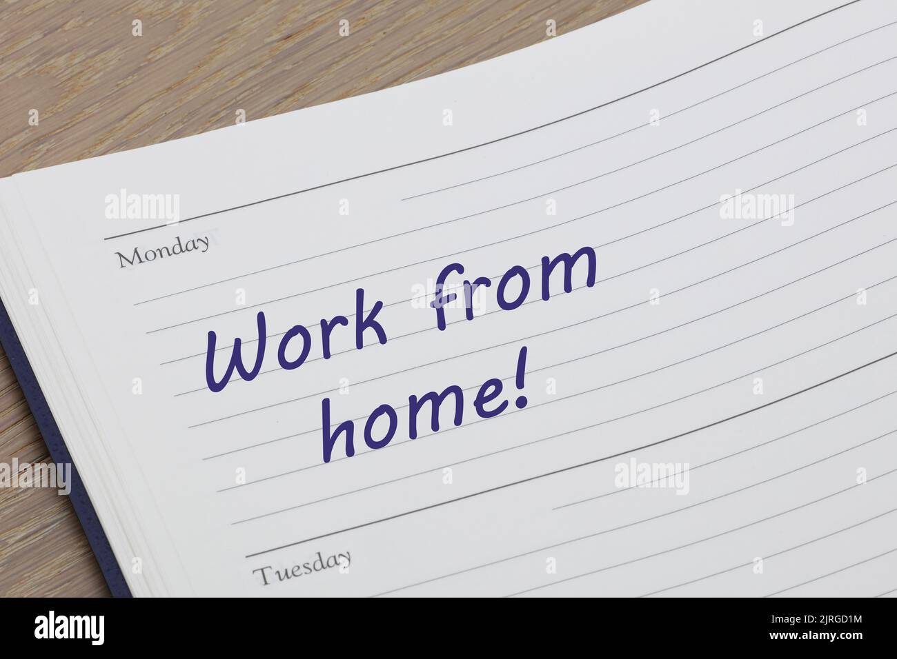 Terminkalender für die Arbeit von zu Hause aus am Schreibtisch geöffnet Stockfoto