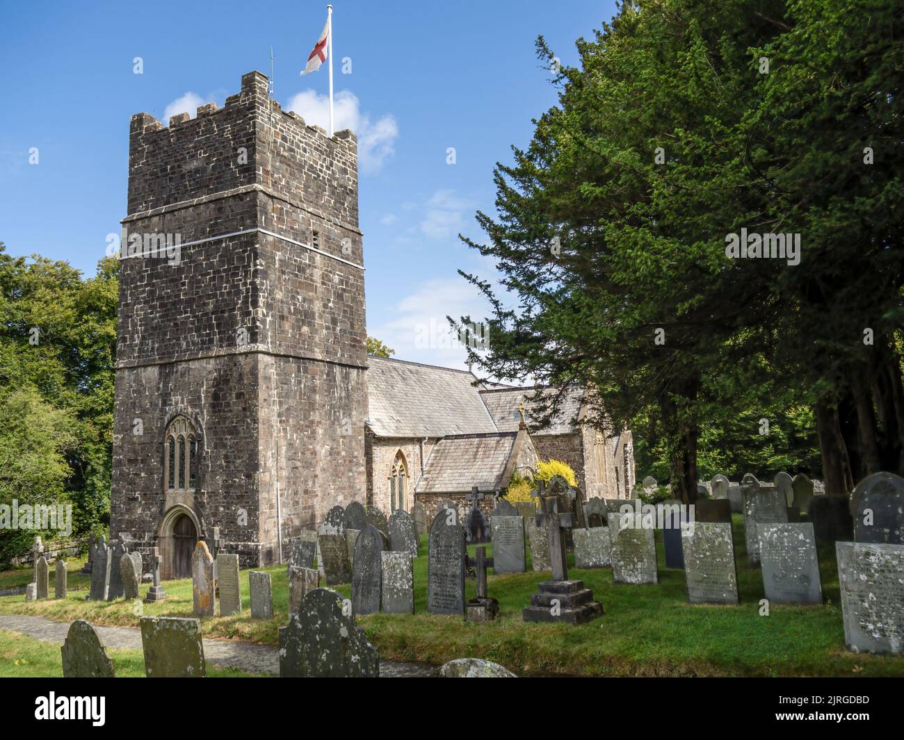 Clovelly, Devon, Großbritannien - August 20 2022: Blick auf die Kirche des Dorfes Clovelly, North Devon, England. Alle Heiligen. Stockfoto
