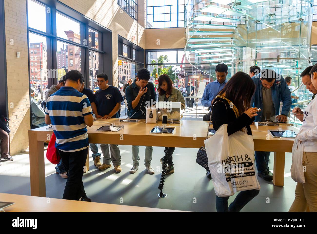 New York City, NY, USA, Leute, die Computer und Smartphones ansehen, im Apple Computer Store, (W.14 St) Stockfoto