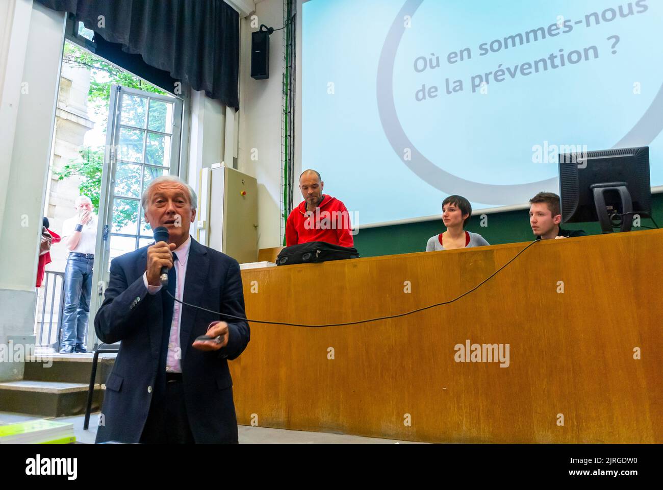 Paris, Frankreich, Group People, Französischer Wissenschaftler, Jean-Francois Delfraissy, ANRS, Rede bei der AIDS-Aktivisten-Versammlung, Act up-Paris, Inside University Beaux-Arts, Prep, HIV, wissenschaftliche Studie zur Präexpositionsprophylaxe, franzosen in hiv-Aids Stockfoto