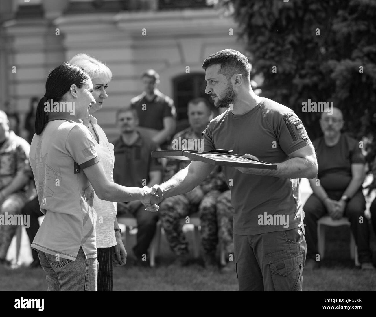 Am Unabhängigkeitstag der Ukraine überreichte Präsident Wolodymyr Zelenski den Befehl „Goldener Stern“ an Soldaten, denen der Titel „Held der Ukraine“ verliehen wurde, sowie an Mitglieder der Familien gefallener Helden. Der Staatschef überreichte auch andere staatliche Auszeichnungen. Die Zeremonie fand im Hof des Mariyinsky-Palastes in Kiew statt. Der Staatschef gratulierte allen zu diesem Feiertag und dankte allen Anwesenden und allen, die die Unabhängigkeit unseres Staates während eines sechsmonatigen brutalen, umfassenden Krieges mit Russland und acht Jahren heroischer Verteidigung im Donbass verteidigt haben. Stockfoto