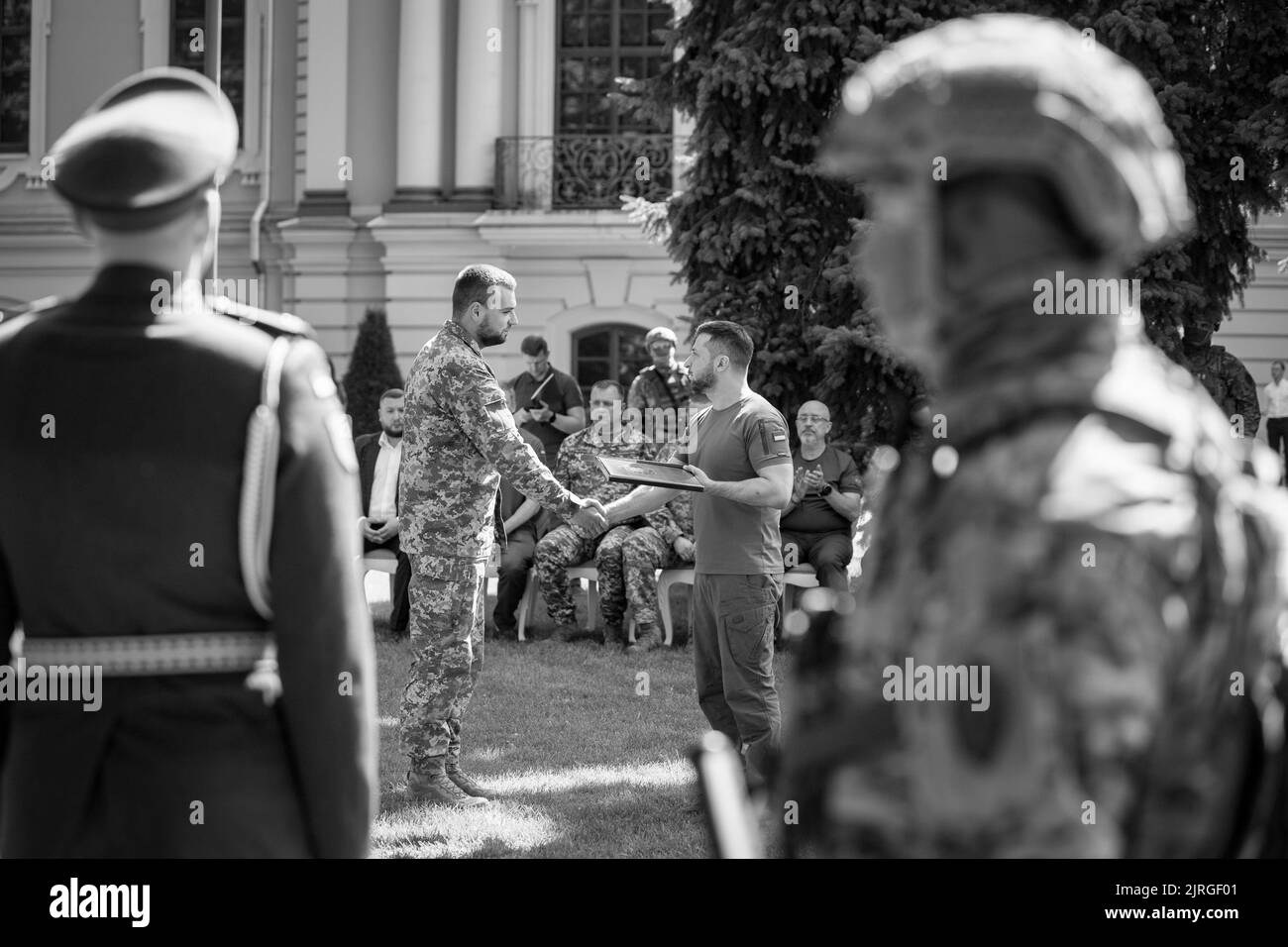 Am Unabhängigkeitstag der Ukraine überreichte Präsident Wolodymyr Zelenski den Befehl „Goldener Stern“ an Soldaten, denen der Titel „Held der Ukraine“ verliehen wurde, sowie an Mitglieder der Familien gefallener Helden. Der Staatschef überreichte auch andere staatliche Auszeichnungen. Die Zeremonie fand im Hof des Mariyinsky-Palastes in Kiew statt. Der Staatschef gratulierte allen zu diesem Feiertag und dankte allen Anwesenden und allen, die die Unabhängigkeit unseres Staates während eines sechsmonatigen brutalen, umfassenden Krieges mit Russland und acht Jahren heroischer Verteidigung im Donbass verteidigt haben. Stockfoto