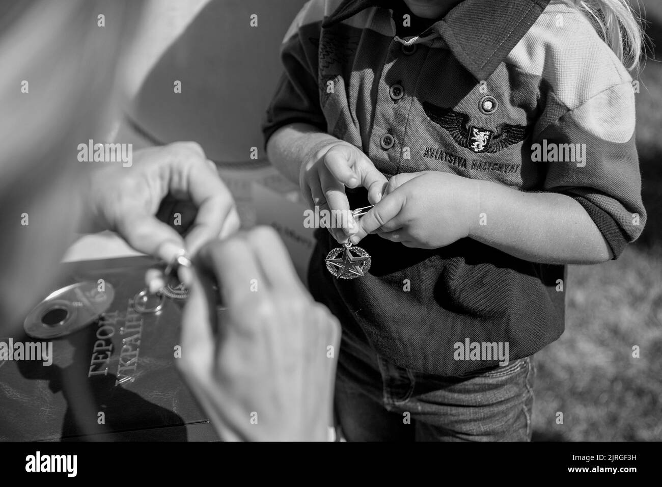 Am Unabhängigkeitstag der Ukraine überreichte Präsident Wolodymyr Zelenski den Befehl „Goldener Stern“ an Soldaten, denen der Titel „Held der Ukraine“ verliehen wurde, sowie an Mitglieder der Familien gefallener Helden. Der Staatschef überreichte auch andere staatliche Auszeichnungen. Die Zeremonie fand im Hof des Mariyinsky-Palastes in Kiew statt. Der Staatschef gratulierte allen zu diesem Feiertag und dankte allen Anwesenden und allen, die die Unabhängigkeit unseres Staates während eines sechsmonatigen brutalen, umfassenden Krieges mit Russland und acht Jahren heroischer Verteidigung im Donbass verteidigt haben. Stockfoto