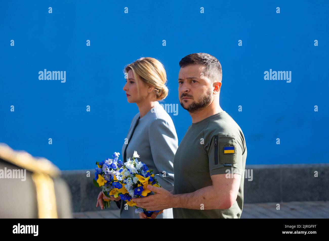 Am Unabhängigkeitstag der Ukraine ehrten Präsident Wolodymyr Zelenskyy und First Lady Olena Zelenska das Gedenken an die Verteidiger unseres Staates, die während des russisch-ukrainischen Krieges gefallen waren. Das Präsidentenpaar legte Blumen an die Mauer des Gedenkens in der Nähe der Michaelskirche in Kiew. Eine Gruppe von Ehrenwachen wurde aufgestellt und surma Klang. Die Erinnerung an ukrainische Helden wurde mit einem Moment des Schweigens geehrt. Stockfoto