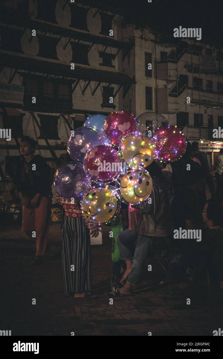 Das Mädchen, das diese Ballons verkaufte, war etwa 15-16 Jahre alt. Das ist es, was manche Menschen tun, um in einem Land wie Nepal zu überleben Stockfoto