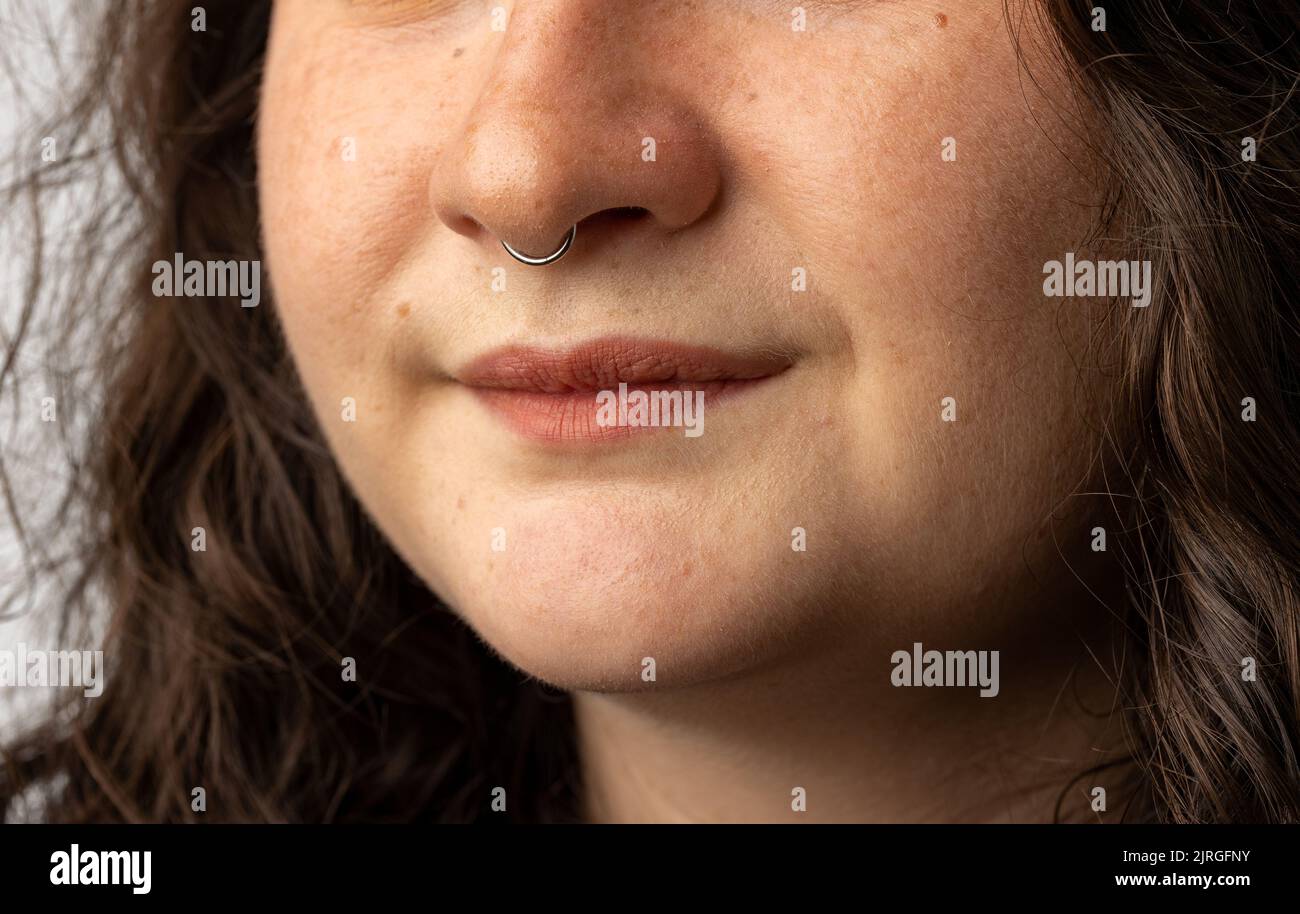 Nahaufnahme einer jungen Frau mit Nasenring. Stockfoto